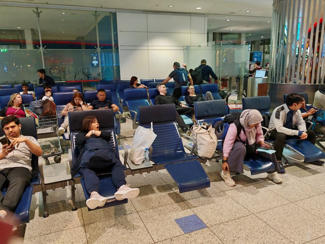 Dubaj, brána A17, tu som v úplne zadnom rade 3h driemkala