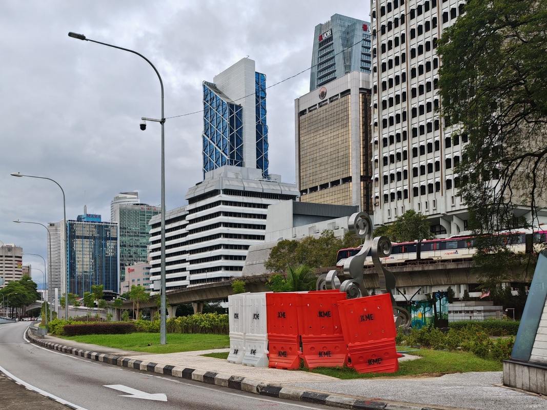 Prvé pohľady na Kuala Lumpur z mikrobusu na hotel
