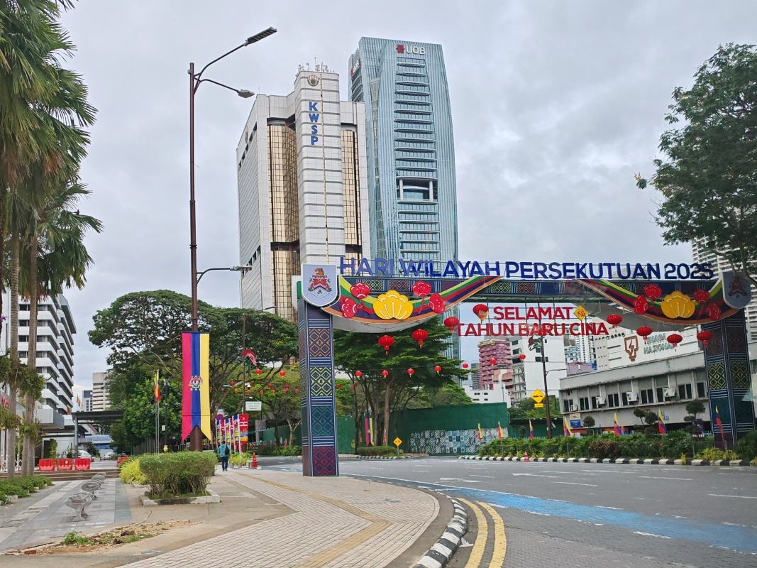 Prvé pohľady na Kuala Lumpur z mikrobusu na hotel