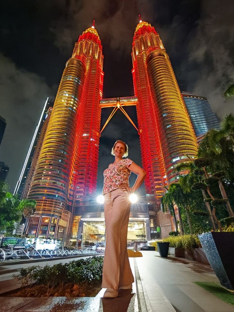 Ja a Petronas Twin Towers - upravené AI