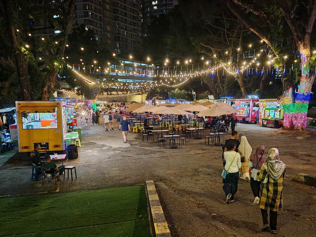 Turistický food court - za tmy je plnší, zaujímavejší