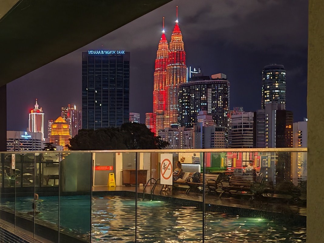 Petronas Twin Towers zo strechy hotela Santa Grand Signature