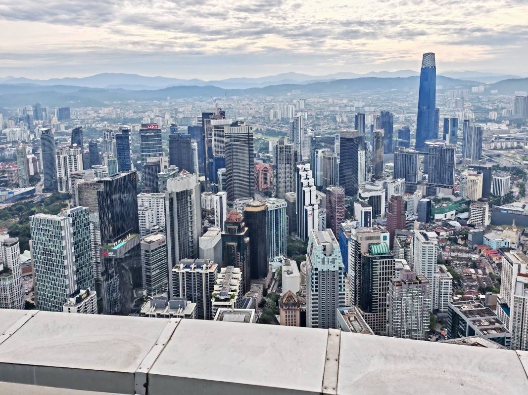 Menara KL Tower - 300m, výhľad na noname vežu