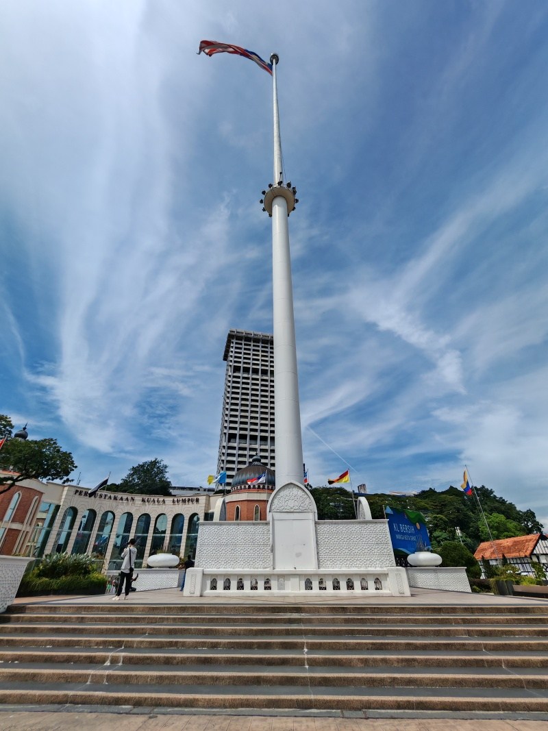 Námestie nezávislosti, vlajka na 95m stožiari