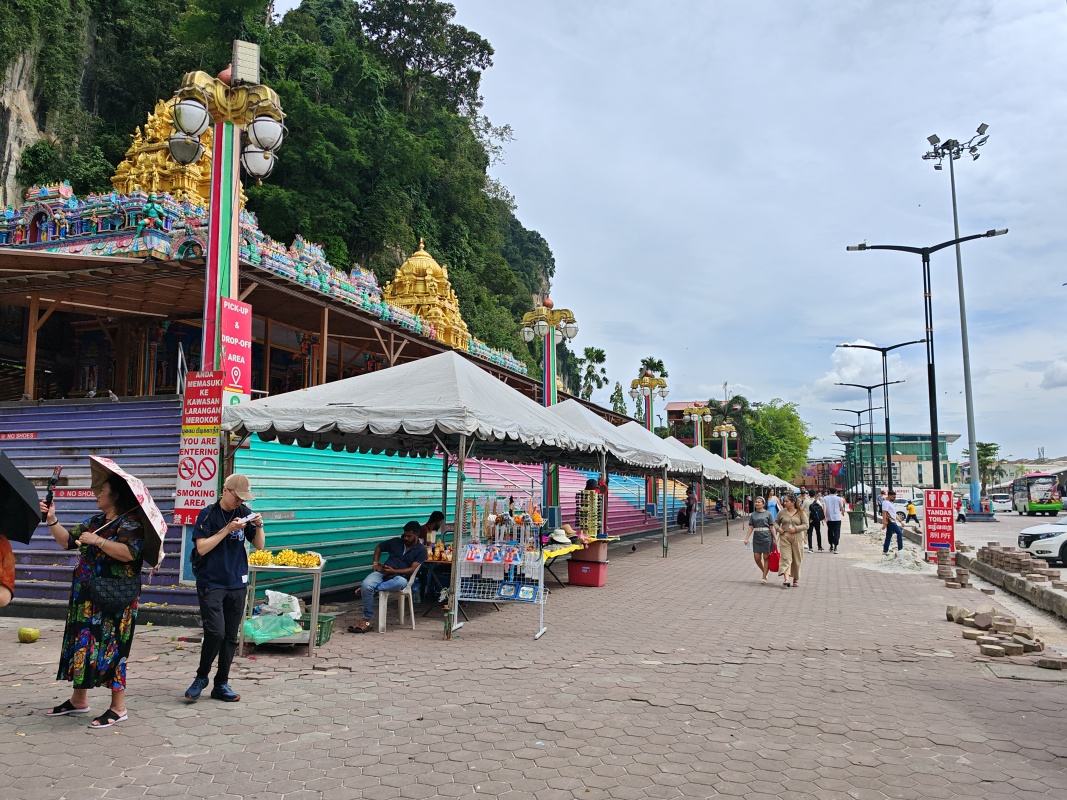 Batu Caves - za vchodom