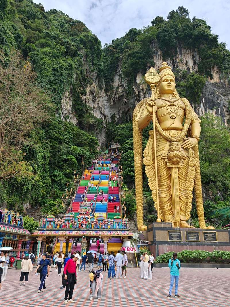 Batu Caves, božstvo Murugan a schody do vápencovej jaskyne