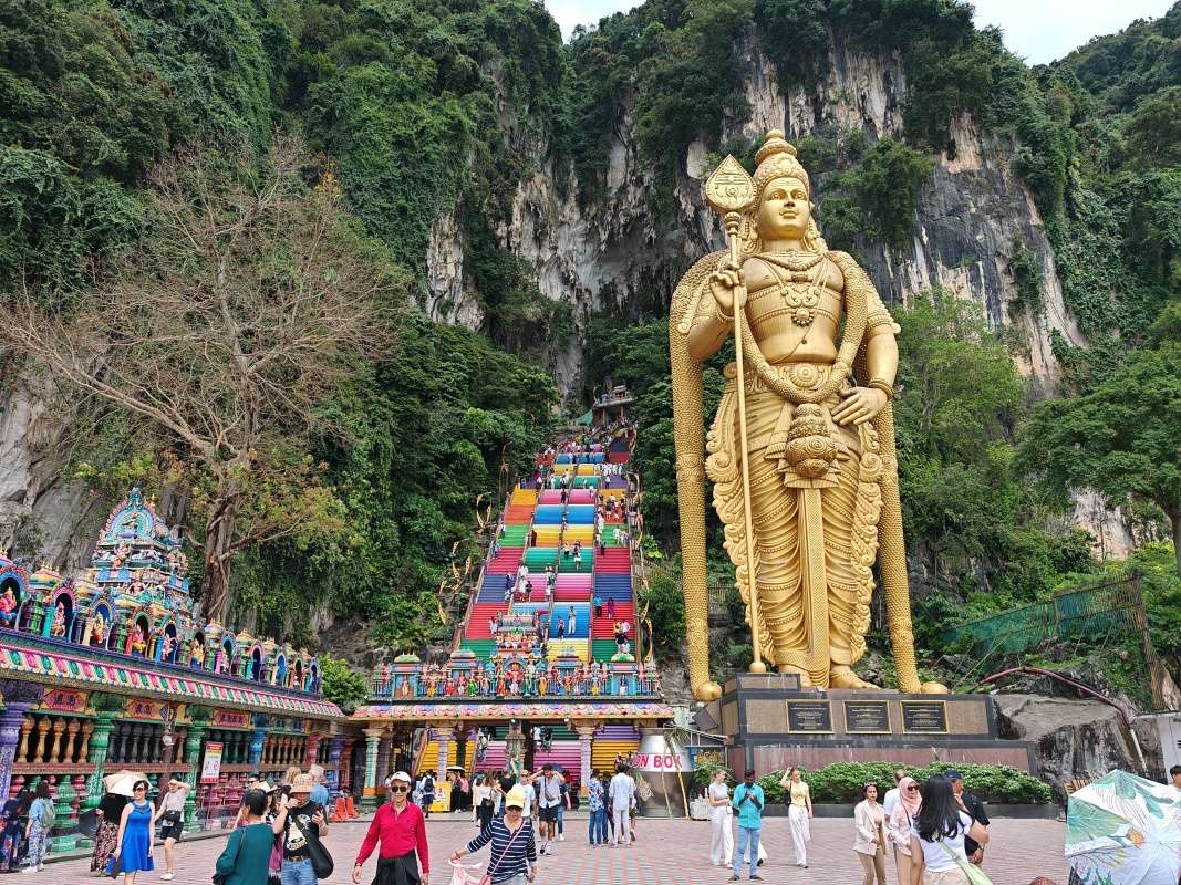 Batu Caves, božstvo Murugan a schody do vápencovej jaskyne