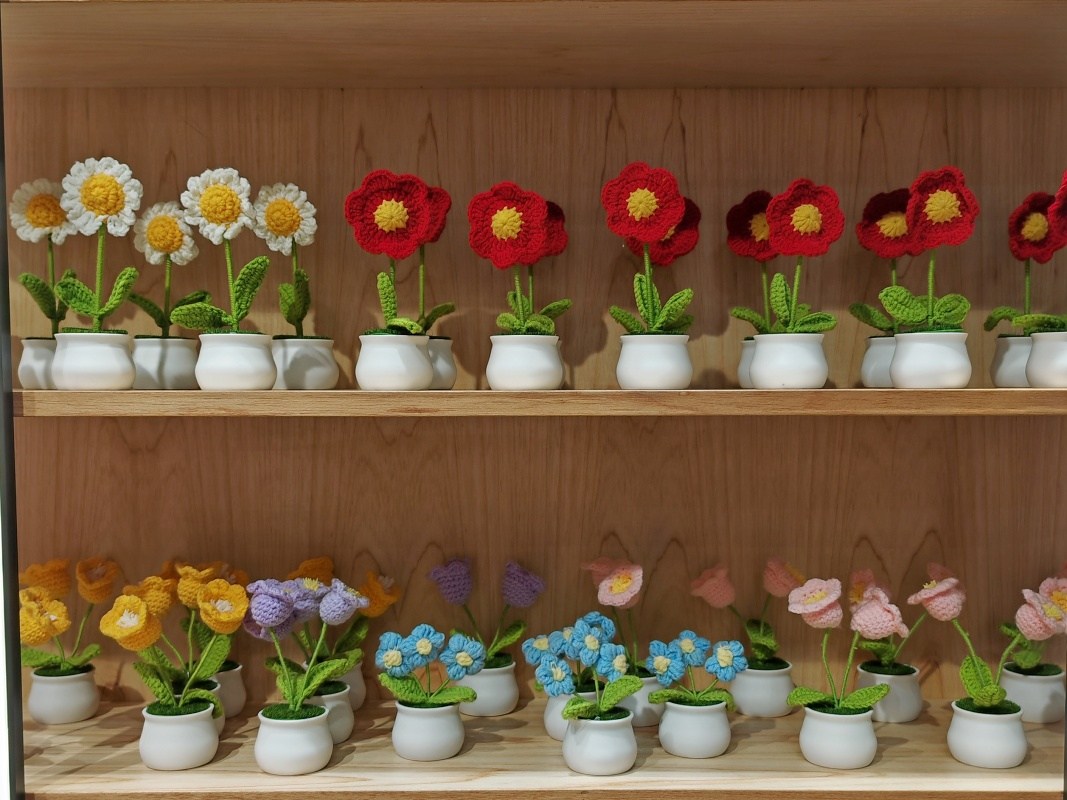 Háčkované kvetinky v obchode