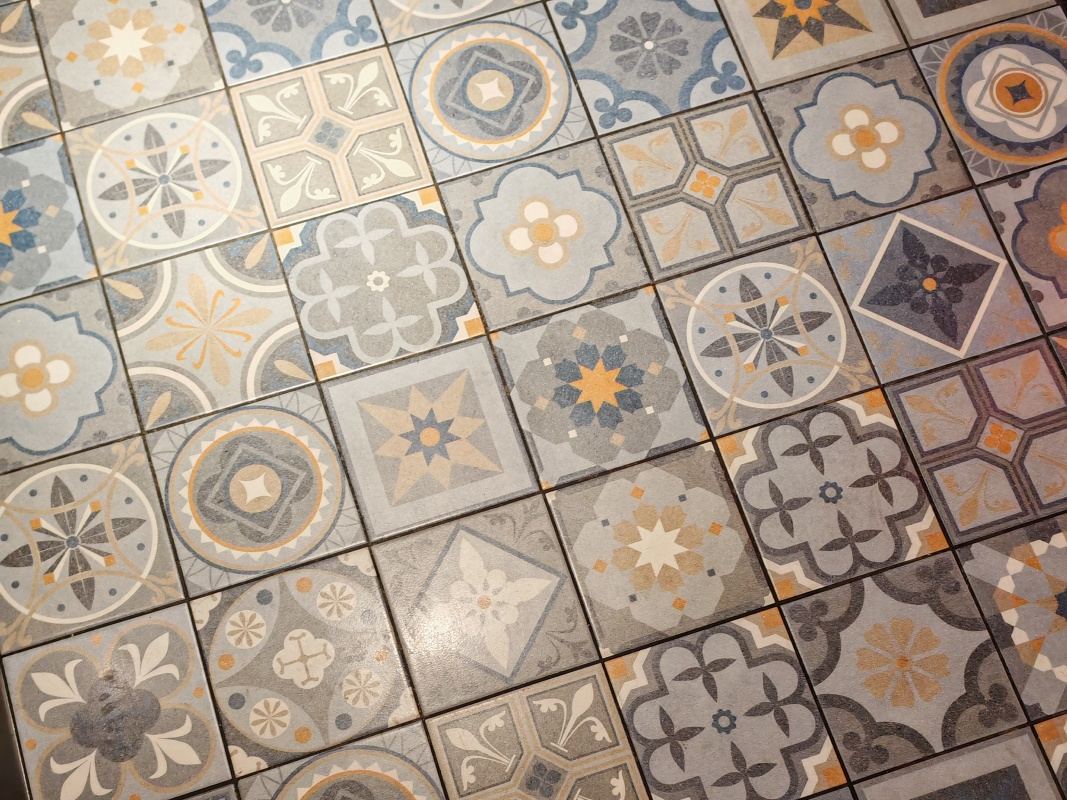 Mozajková podlaha pred jedálňou ... musela som :)