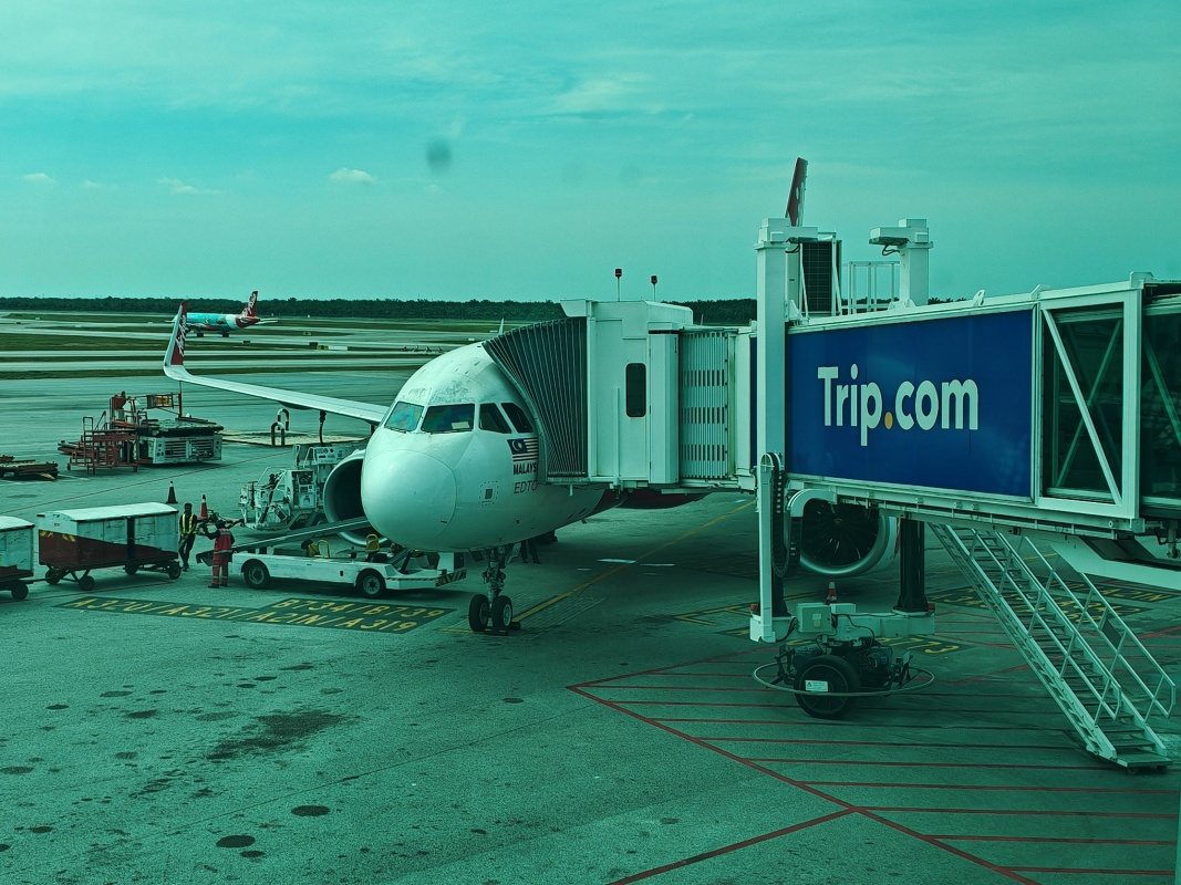 12:00, odlietame z Kuala Lumpuru