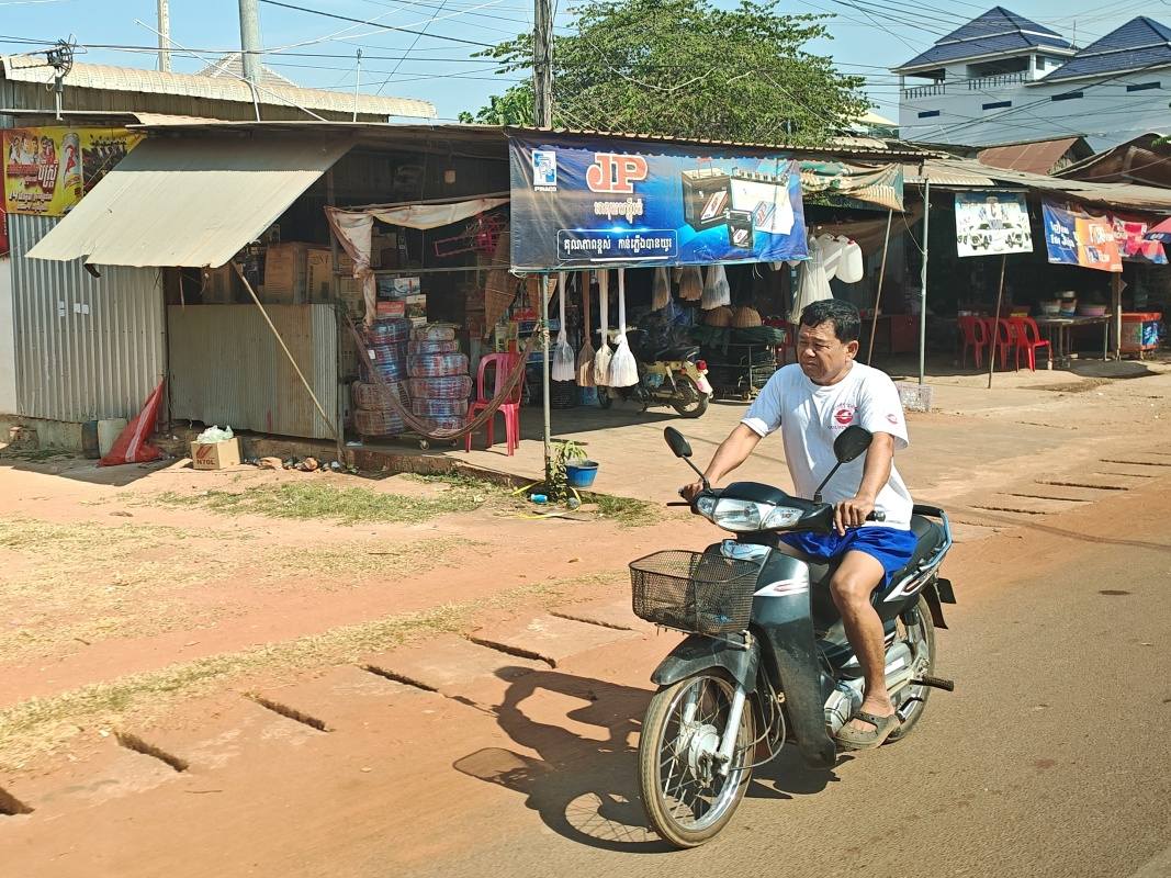 Kambodža - všade motorky a stánky, taká krajšia India :)