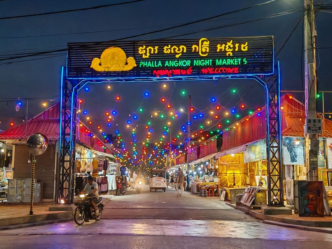 Nočný trrh v Siem Reap, ešte prázdny (18:20)