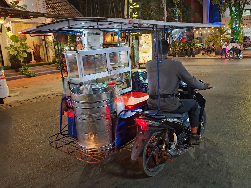 Pojazdný motorkový bufet :)