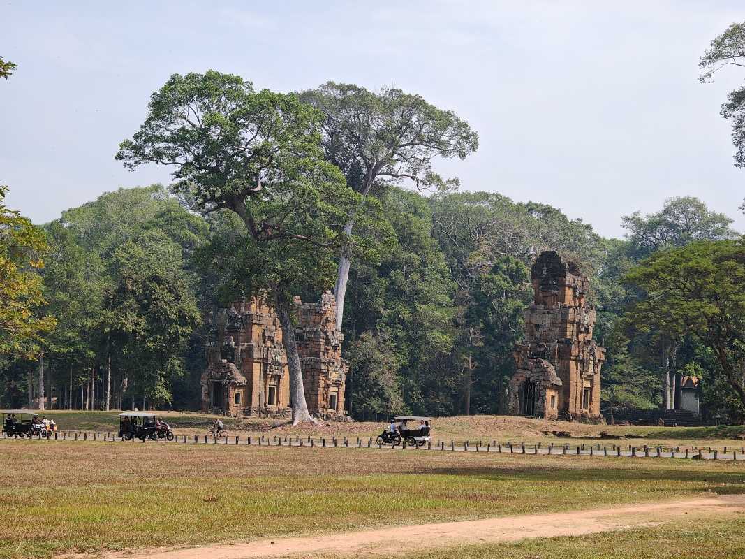Veže Suor Prat oproti Terase slonov, je ich 12 a lemujú vstup do Angkor Thom z východu