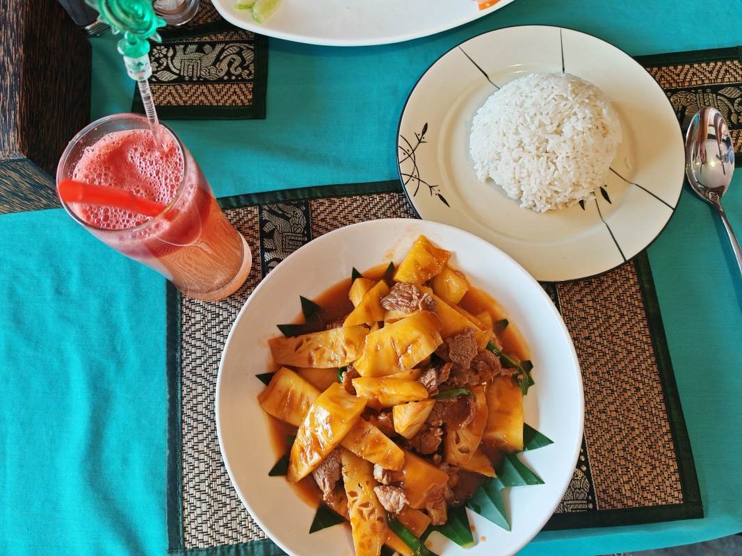 Obed - hovädzie na ananáse, ryža a melónová voda