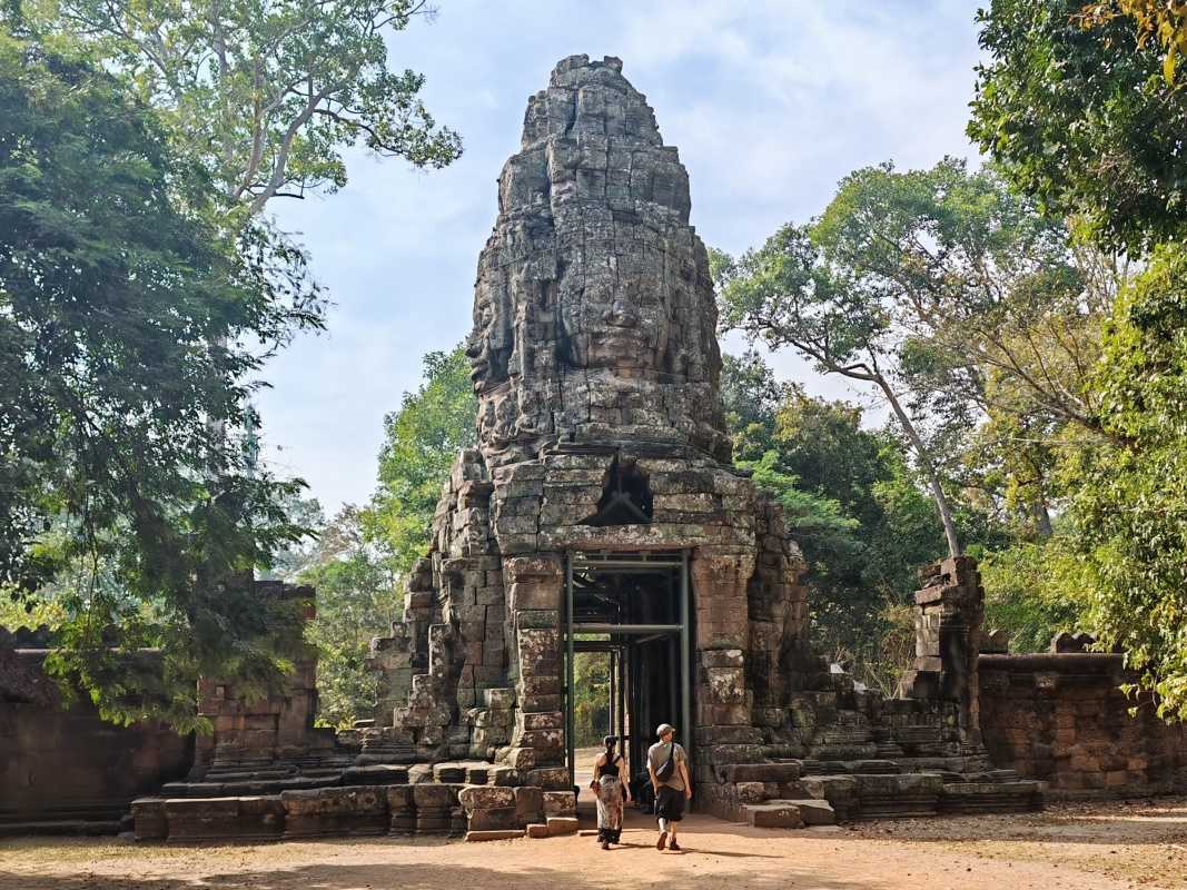 Ta Prohm - posledný múr a brána ...