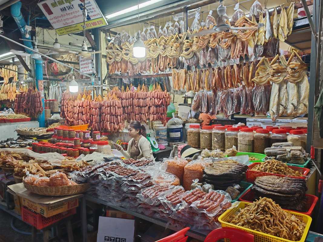 Starý trh v Siem Reap - mäsko voľne predávané v 30°C, fajnotka :D