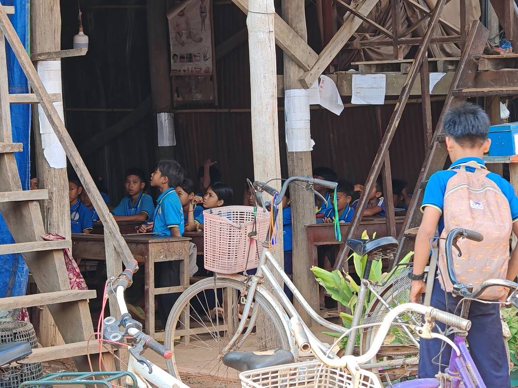 Kampong Phluk - škola, chlapec prišiel neskoro