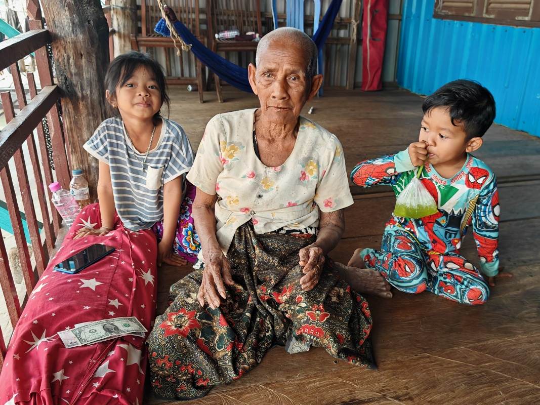 Kampong Phluk - ďakujeme babičke za dovolenie nakuknúť ...