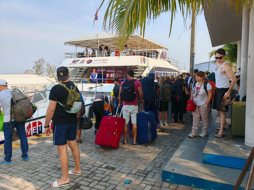 Nastupujeme na loď - ale na tú malú vľavo