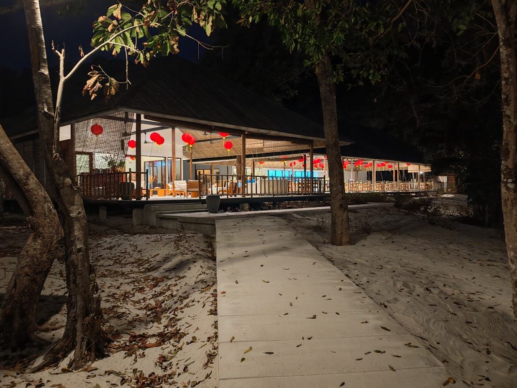 Večer - vysvietená recepcia a reštaurácia