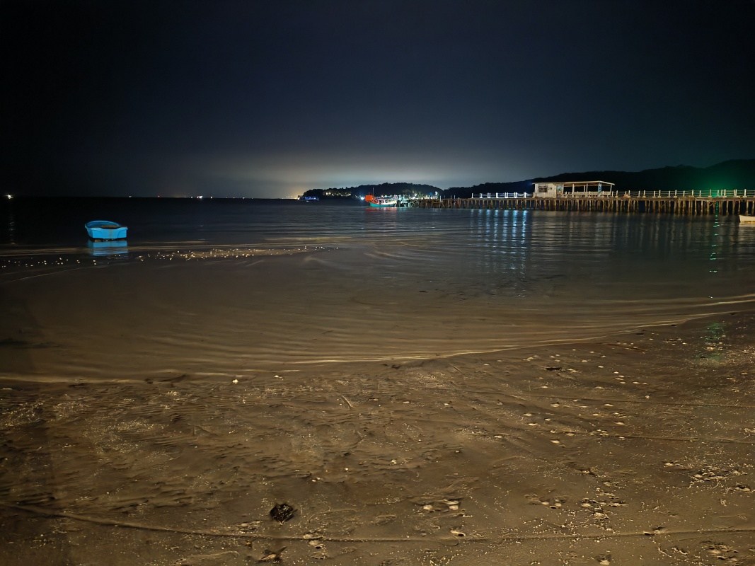 Prechádzka po pláži po večeri