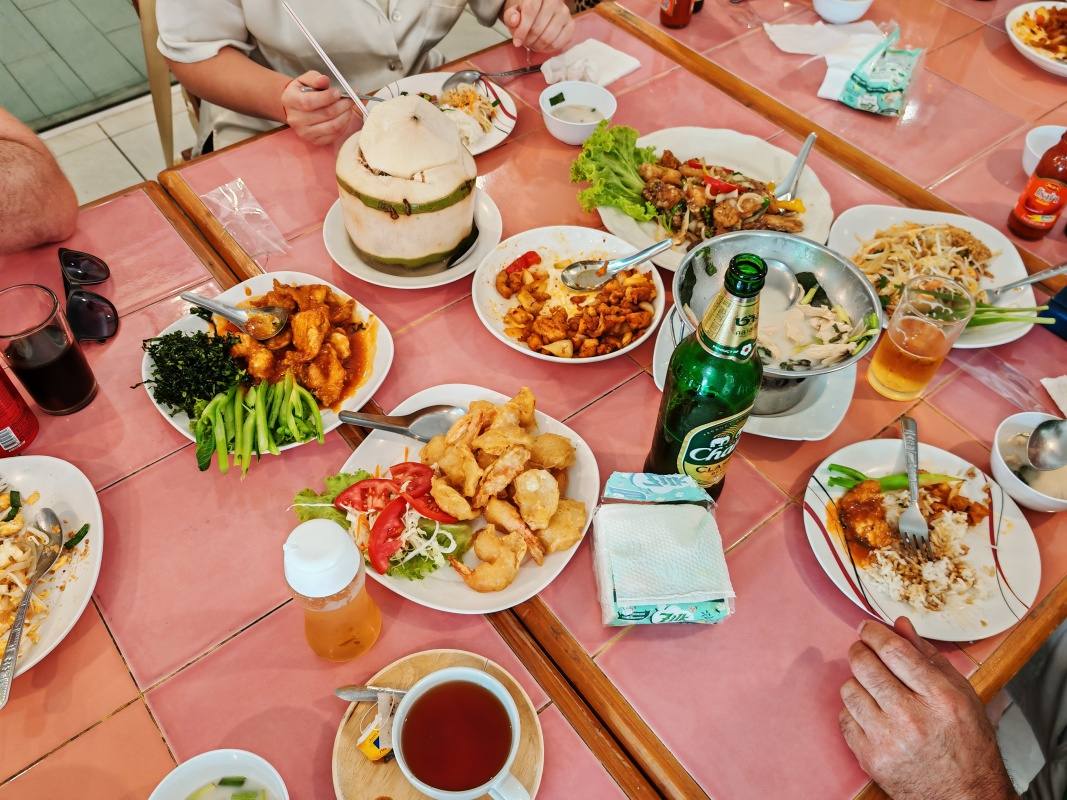 Thajský obed - dali nám aj jedlo od susedného stola, zjedli sme všetko:D