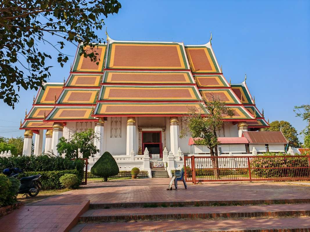 Wiharn Phra Mongkhon Bophit - aktívny budhistický chrám, zboku