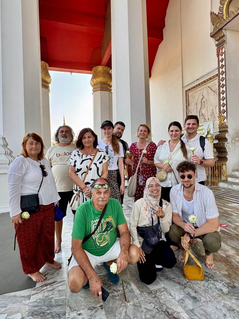 Pred chrámom Wiharn Phra Mongkhon Bophit