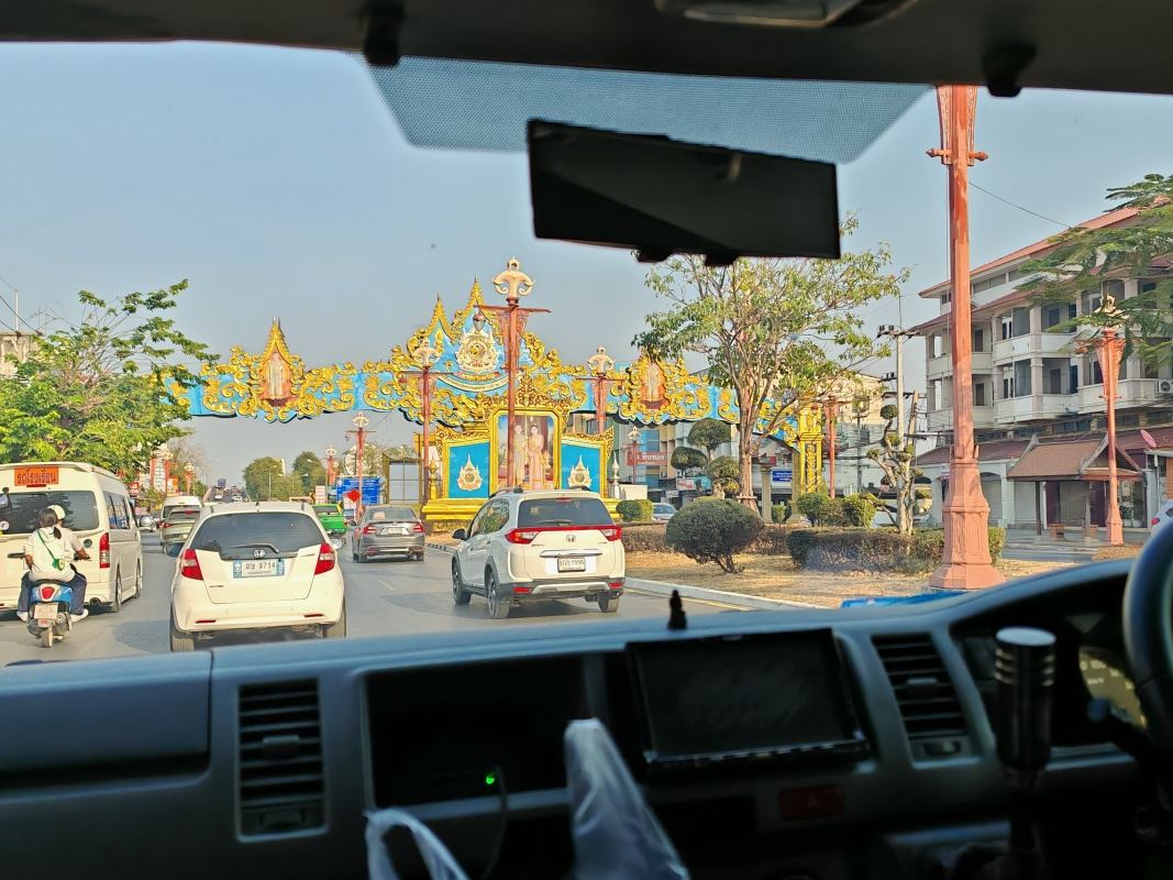 Ulice - kráľovská rodina je oslavovaná bránami