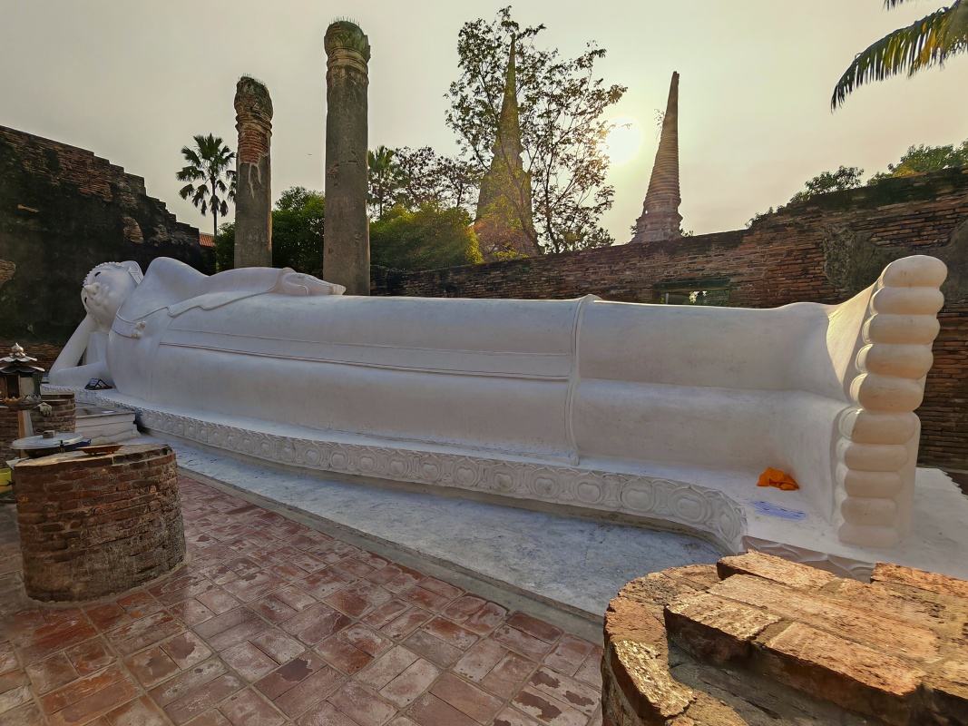 Wat Yai Chai Mongkhon - ležiaci Budha