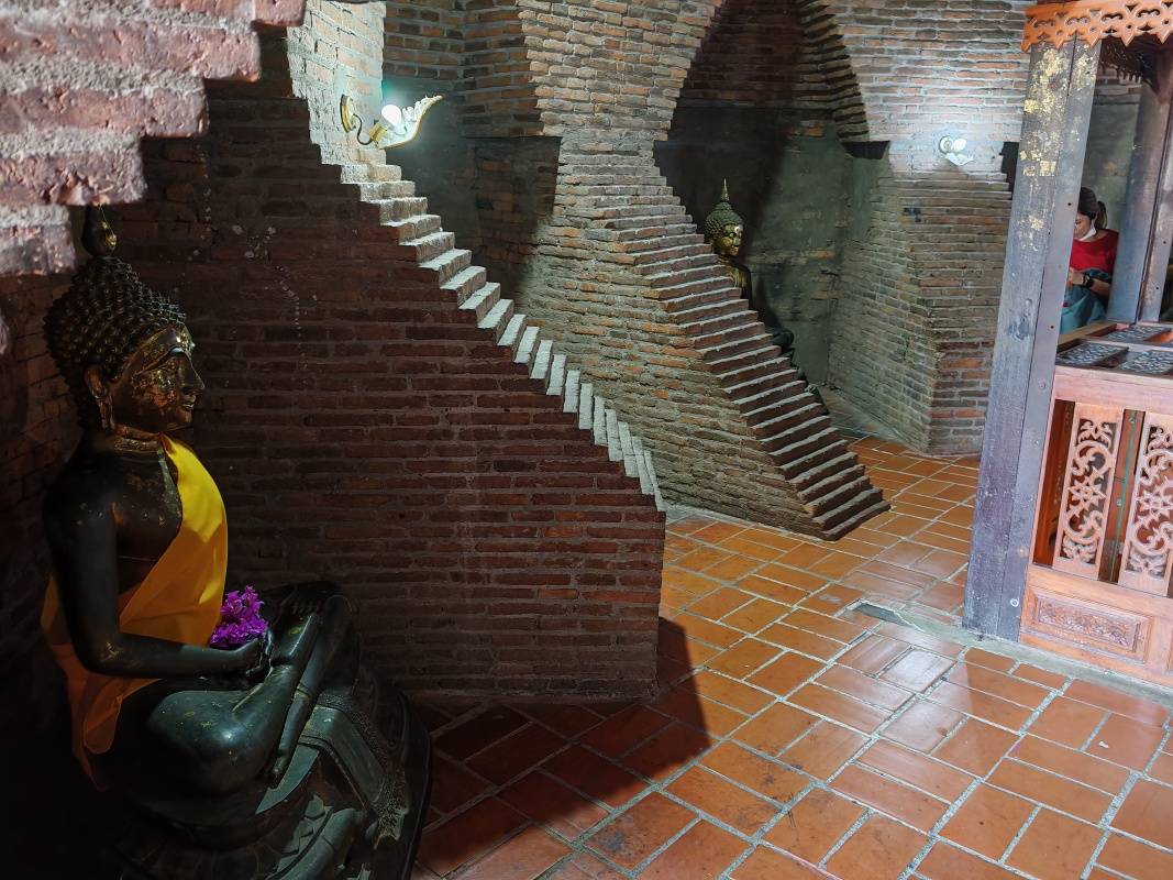 Wat Yai Chai Mongkhon - chedi som aj obišla dookola