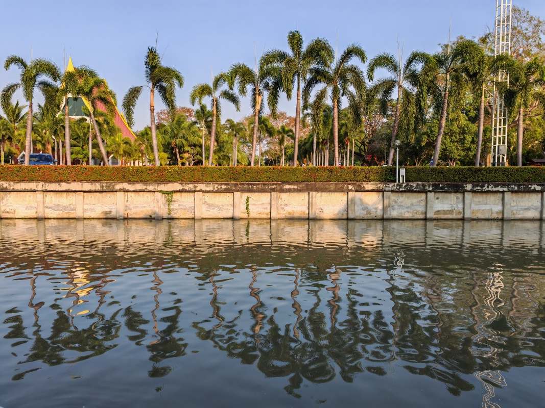 Wat Yai Chai Mongkhon - v jazierku pred chrámom ...