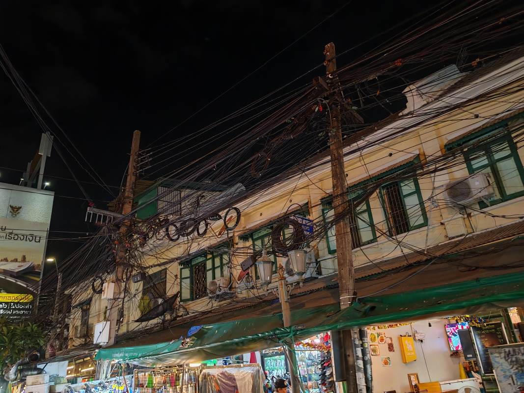 Ulica Khaosan - elektrika ako v Indii