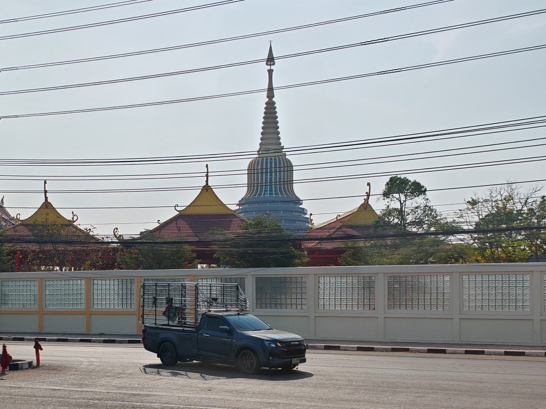 Autobusom do Maeklong Railway Market