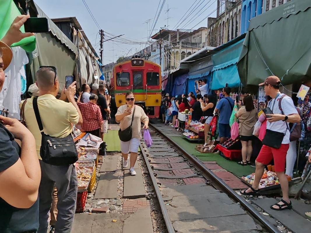Maeklong Railway Market