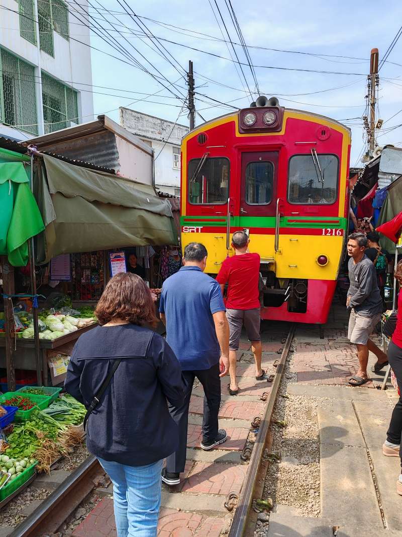 Maeklong Railway Market