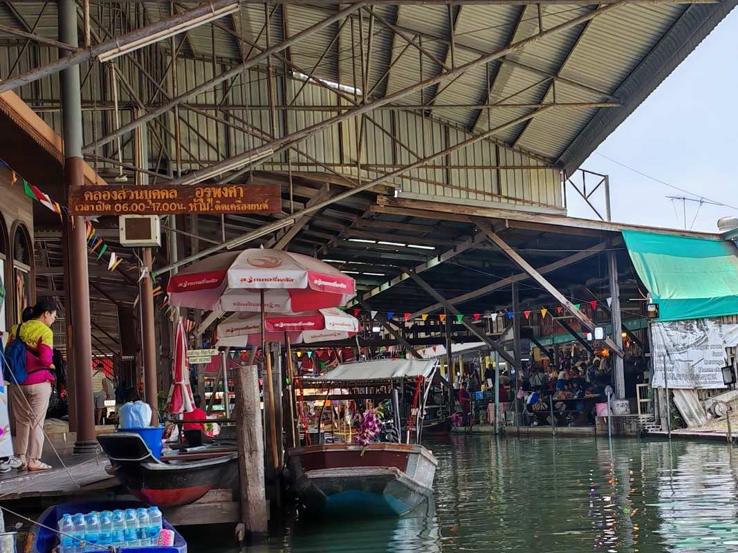 Damnoen Saduak Floating Market - nechápala som, čo nejdeme kanálom, ktorý je prázdny :D