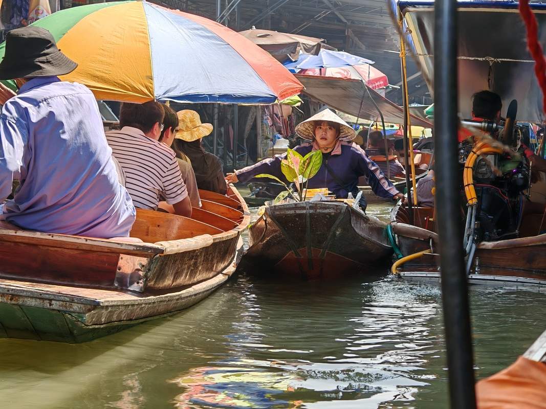 Damnoen Saduak Floating Market - o toto dievča som sa až bála, ako jej loďku tlačili iné lode ...