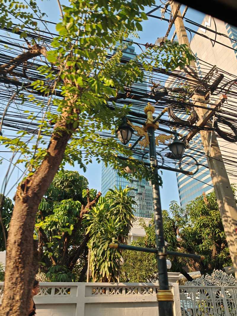 King Power Mahanakhon - a tie dlhé zvinuté vedenie :D