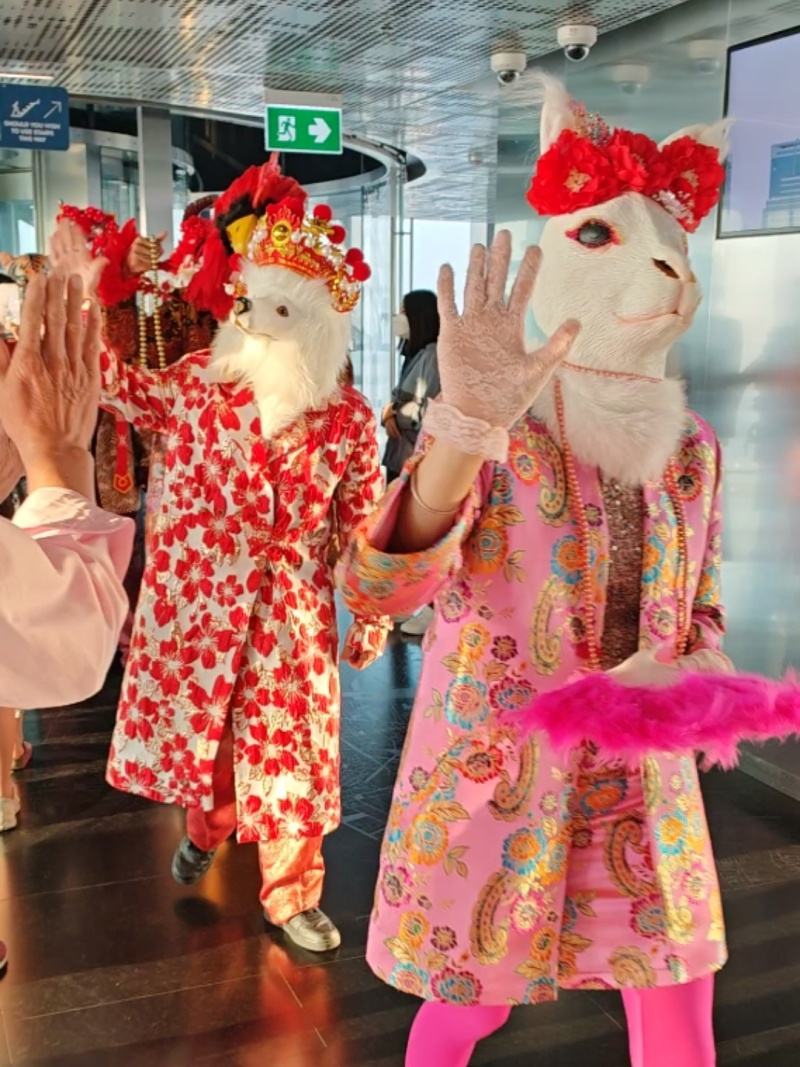 King Power Mahanakhon - čakám na výťah hore a vystúpili z neho čínske maškary :)