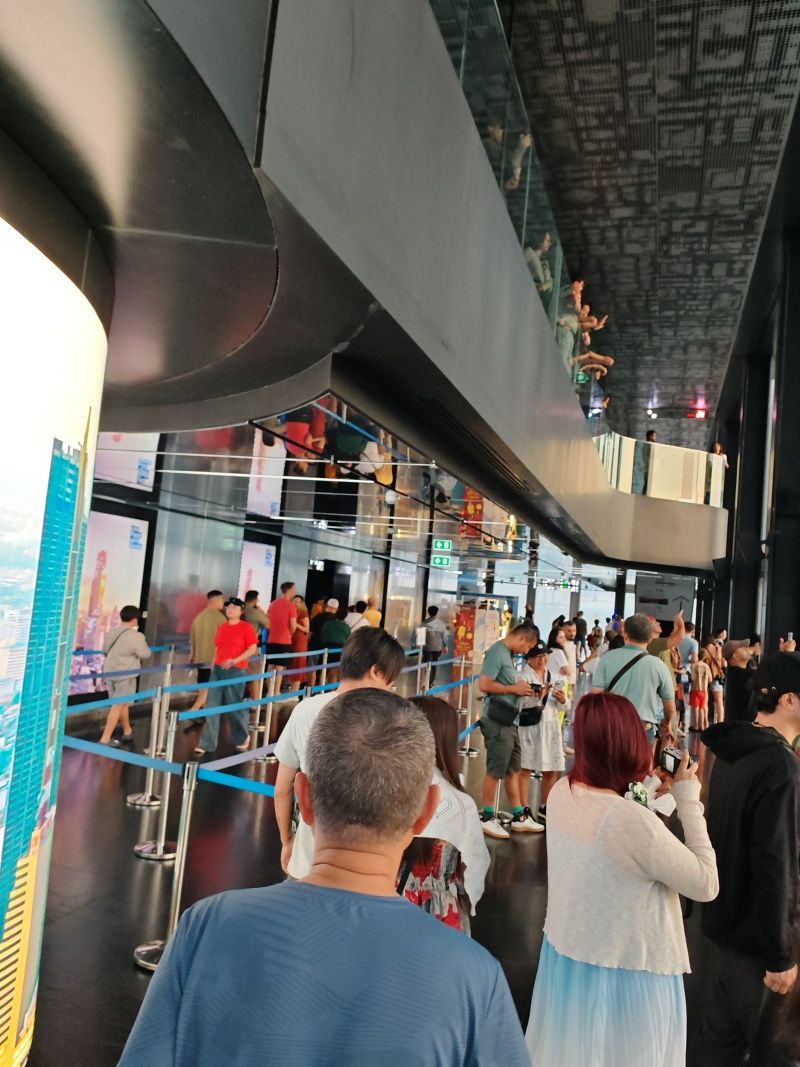 King Power Mahanakhon - rad na výťah smerom dole