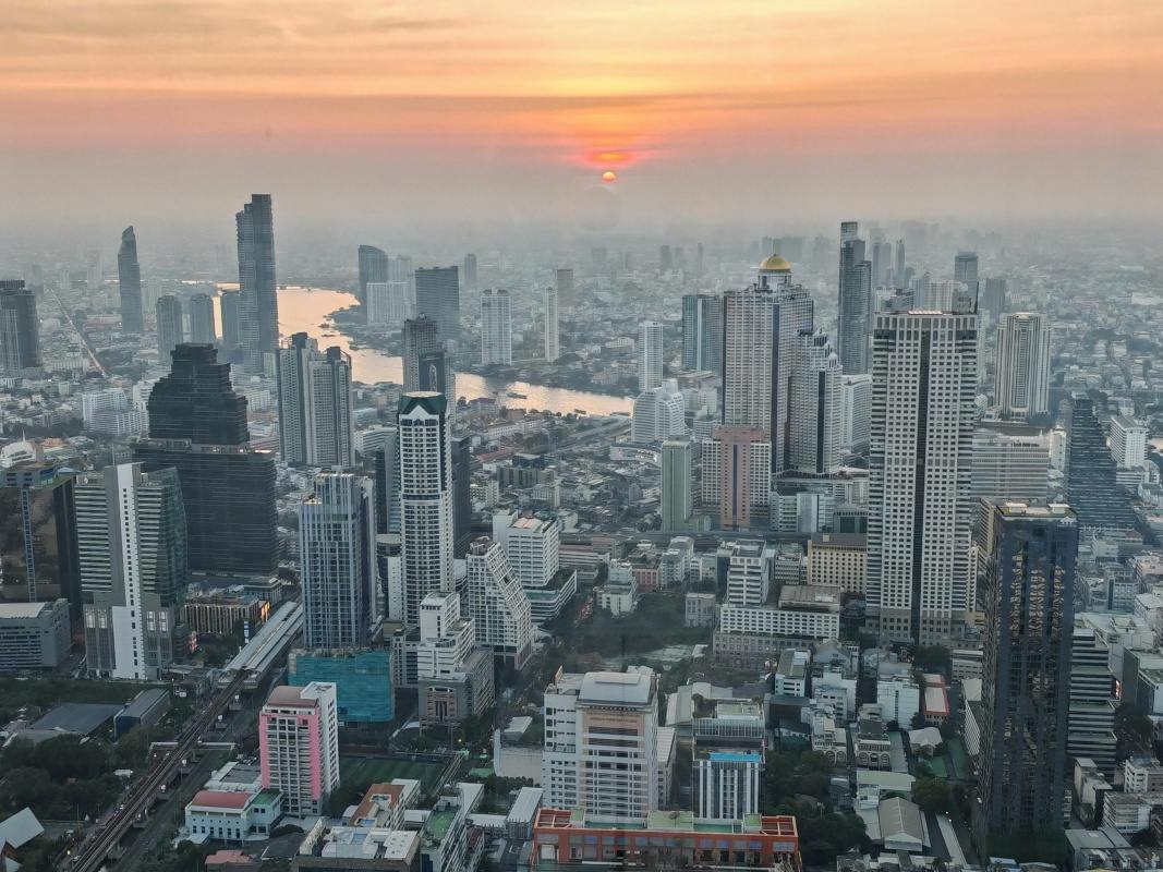 King Power Mahanakhon - už len cez sklo - slnko zapadá do oparu