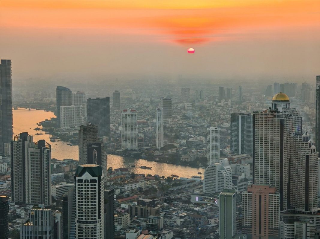 King Power Mahanakhon - už len cez sklo - slnko zapadá do oparu