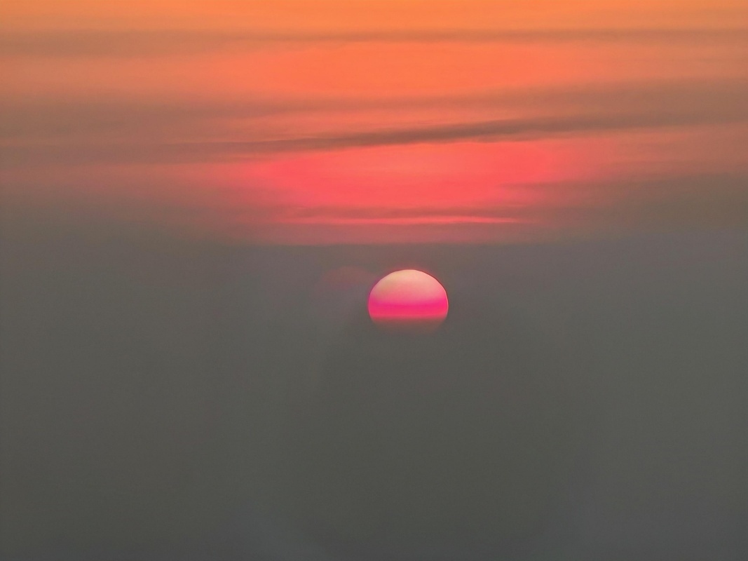 King Power Mahanakhon - už len cez sklo - slnko zapadá do oparu