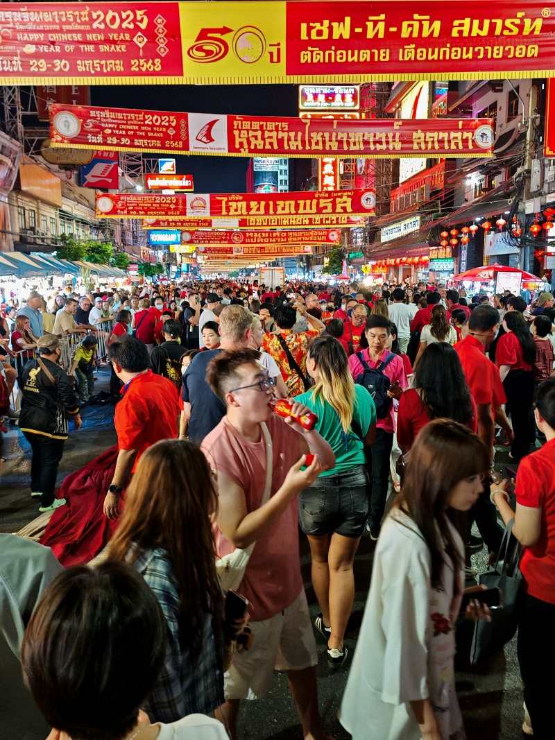 Chinatown v Bangkoku - princezná prešla, ulice sa otvorili, ale bol to masaker