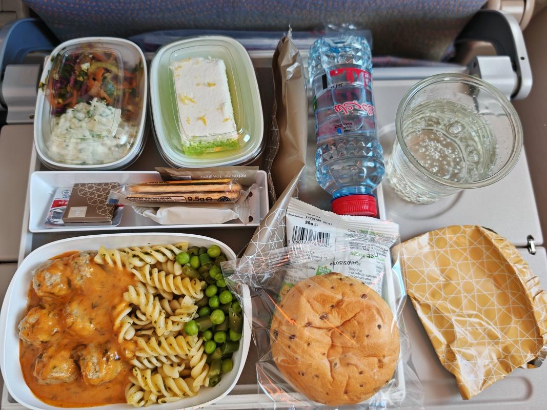 12:40, jedlo v lietadle, s Emirates vždy skvelé!