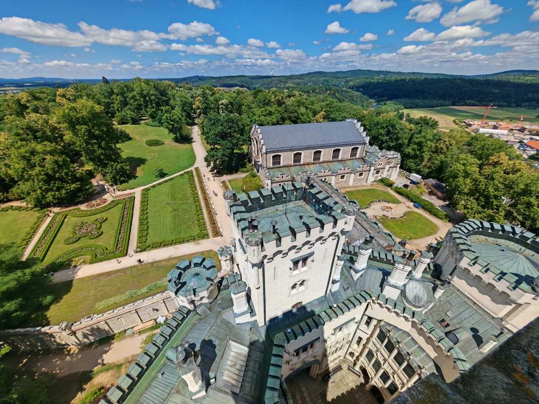 Výhľad na zámok a park