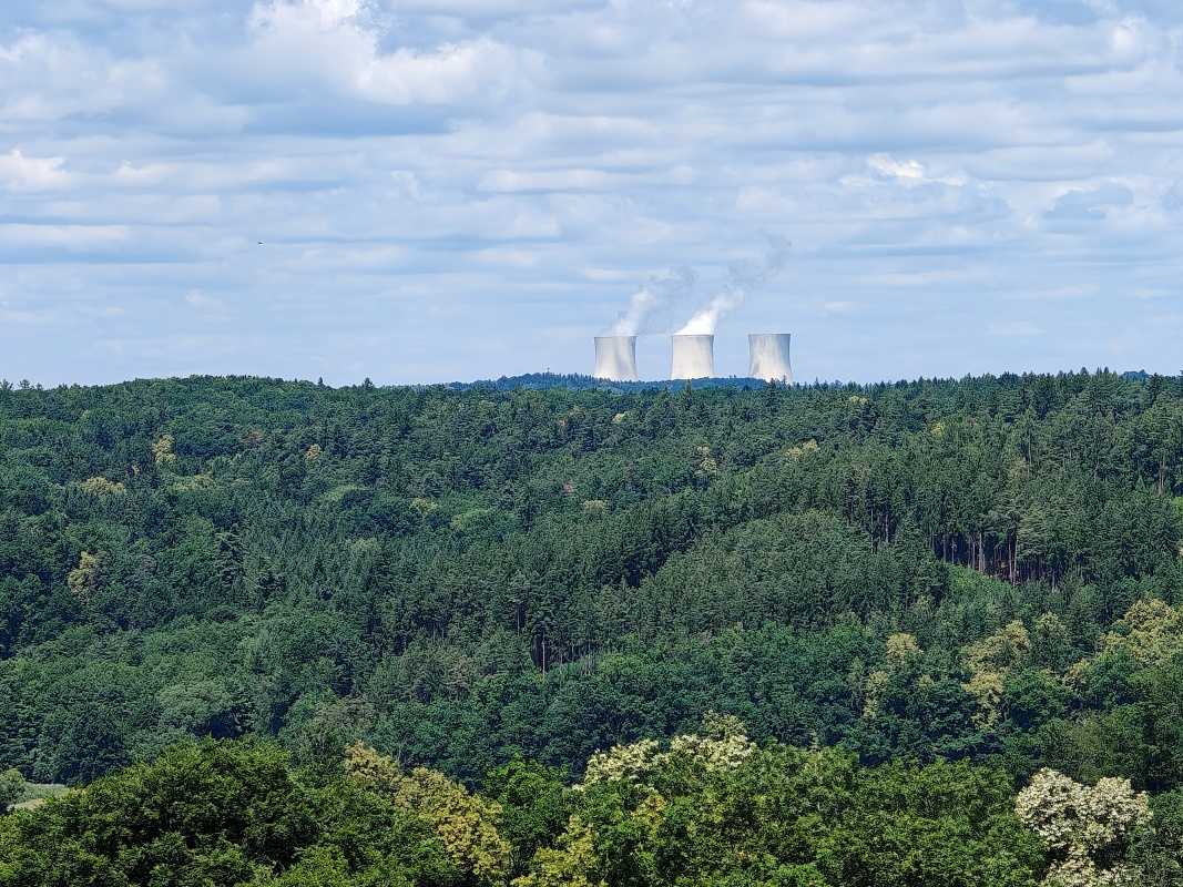 Fúha ... jadrová elektráreň Temelín, vzdialená 15km