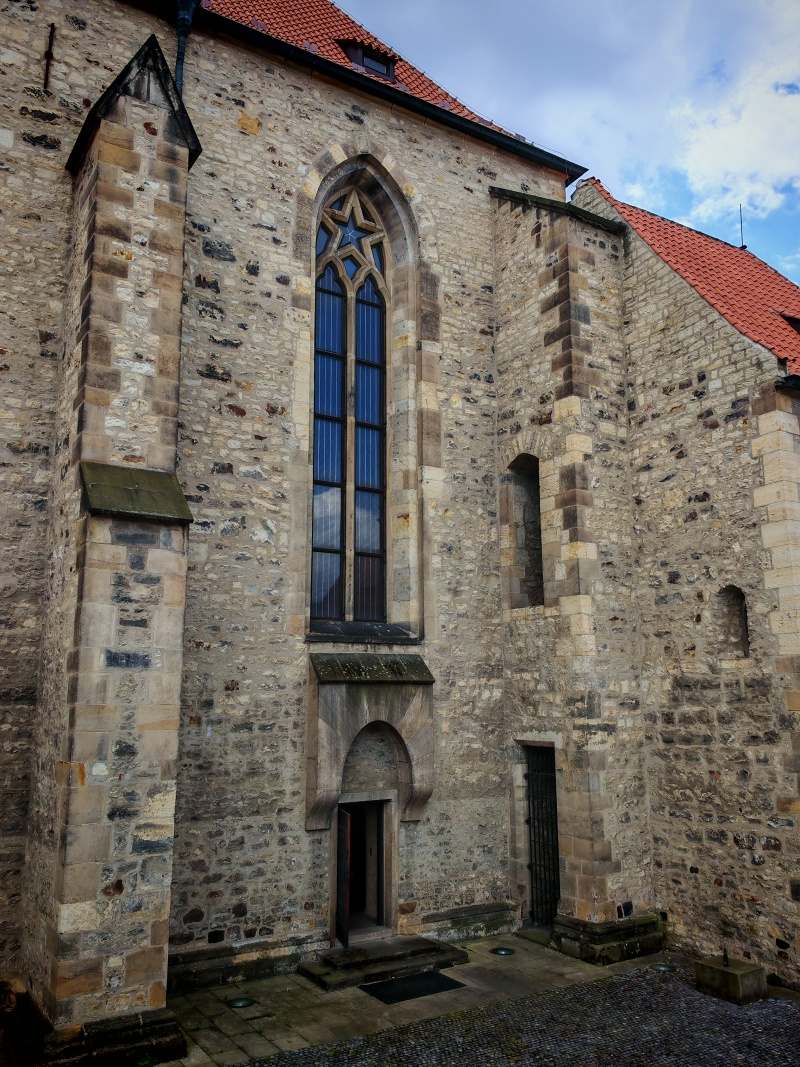 Našli sme kostol a otvorené dvere ...